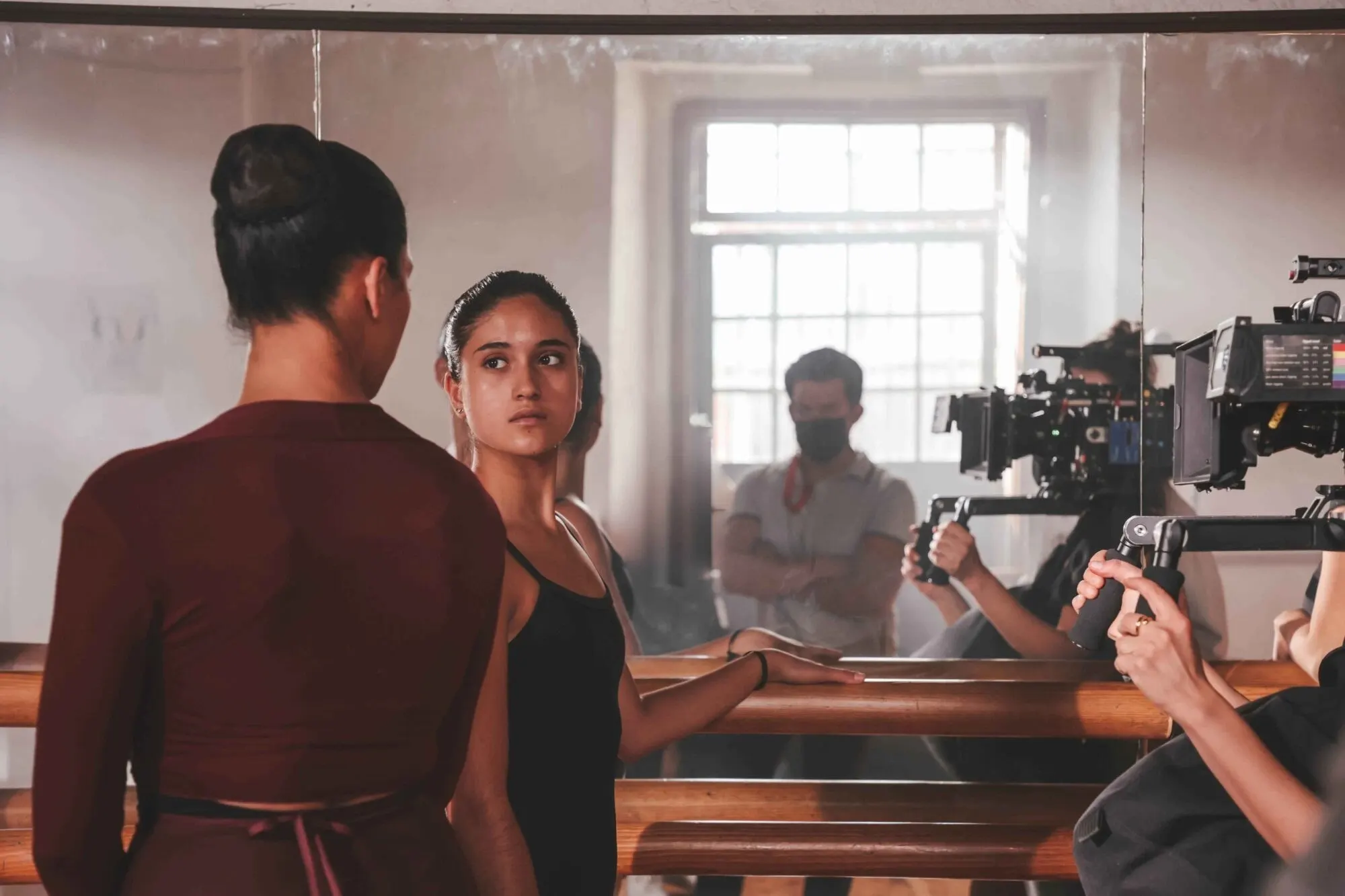 Actrices en una escena de época durante un rodaje de la escuela de actuación Circa 24