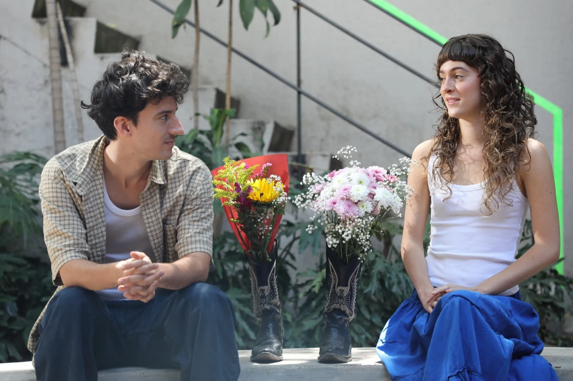 Dos actores de Circa 24 ensayando una escena al aire libre