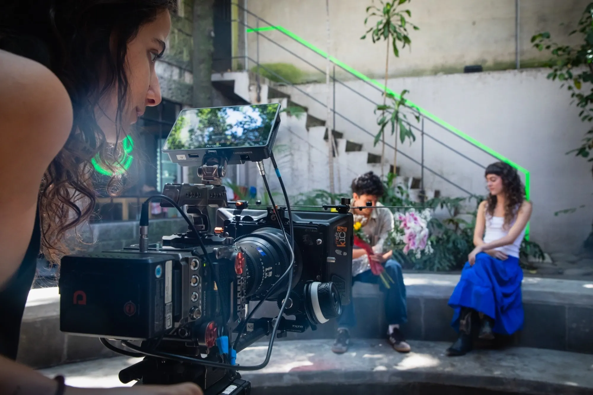 Rodaje de alumnos de Circa 24: cámara de cine y actores en set con luz de día