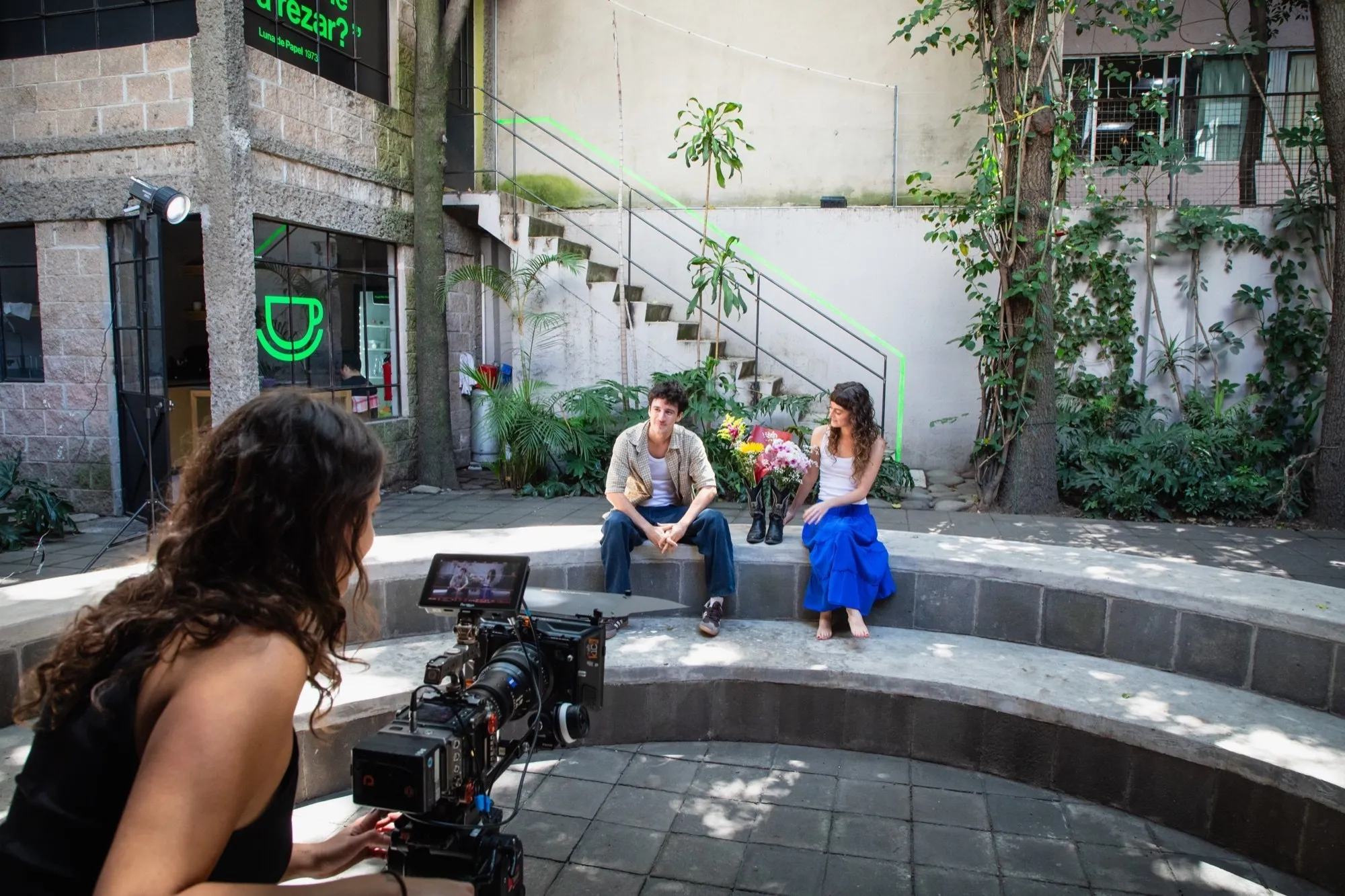 Set de filmación de alumnos de Circa 24 en un patio con luz natural
