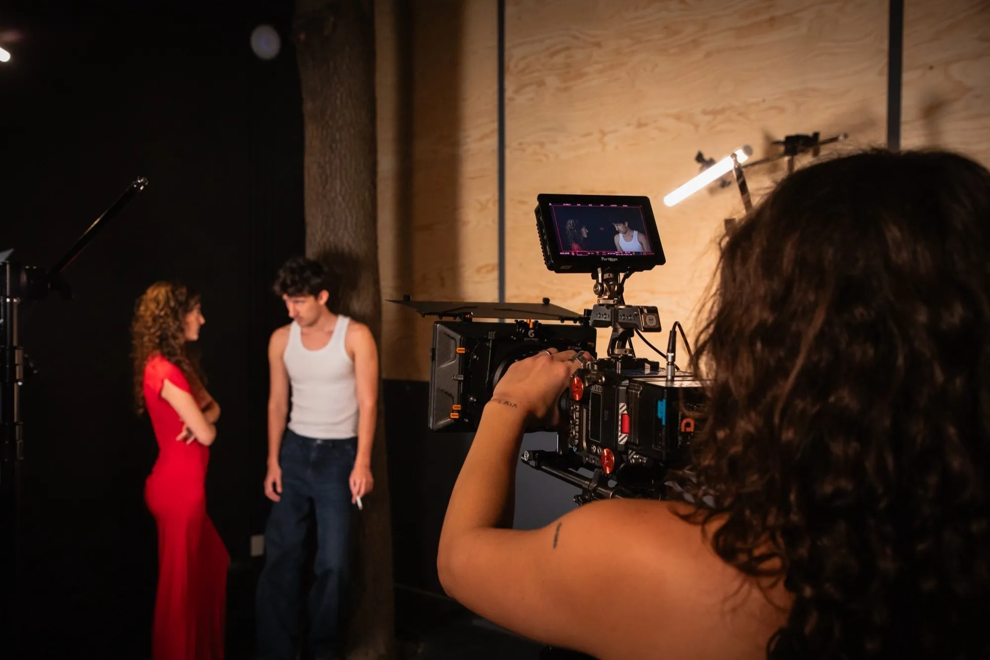 Alumna operando cámara de cine en un set de Circa 24