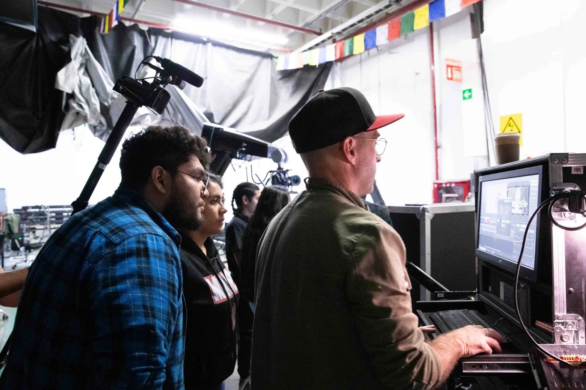 Equipo de rodaje de Circa 24 revisando una toma en el monitor